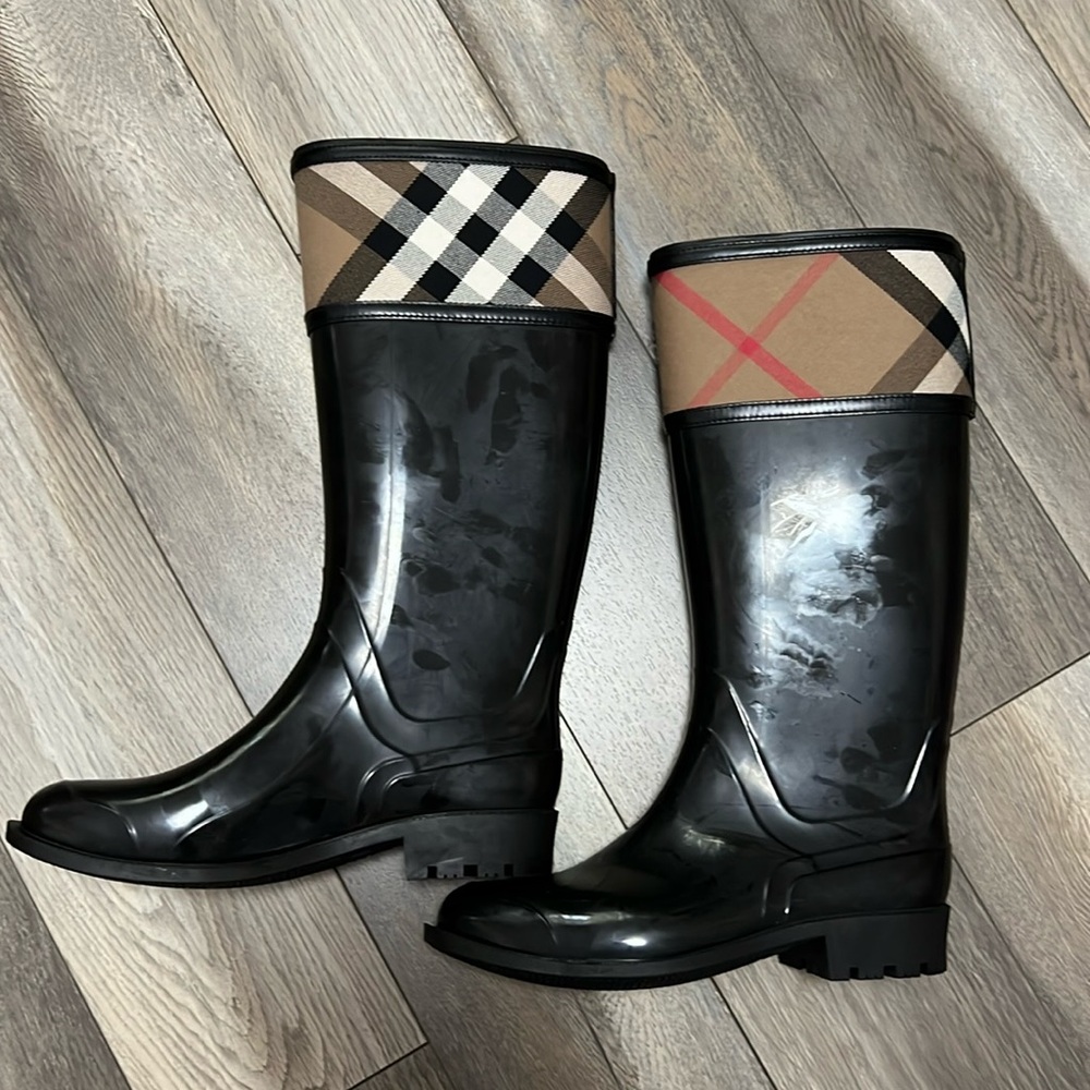 Brant new! Burberry boots